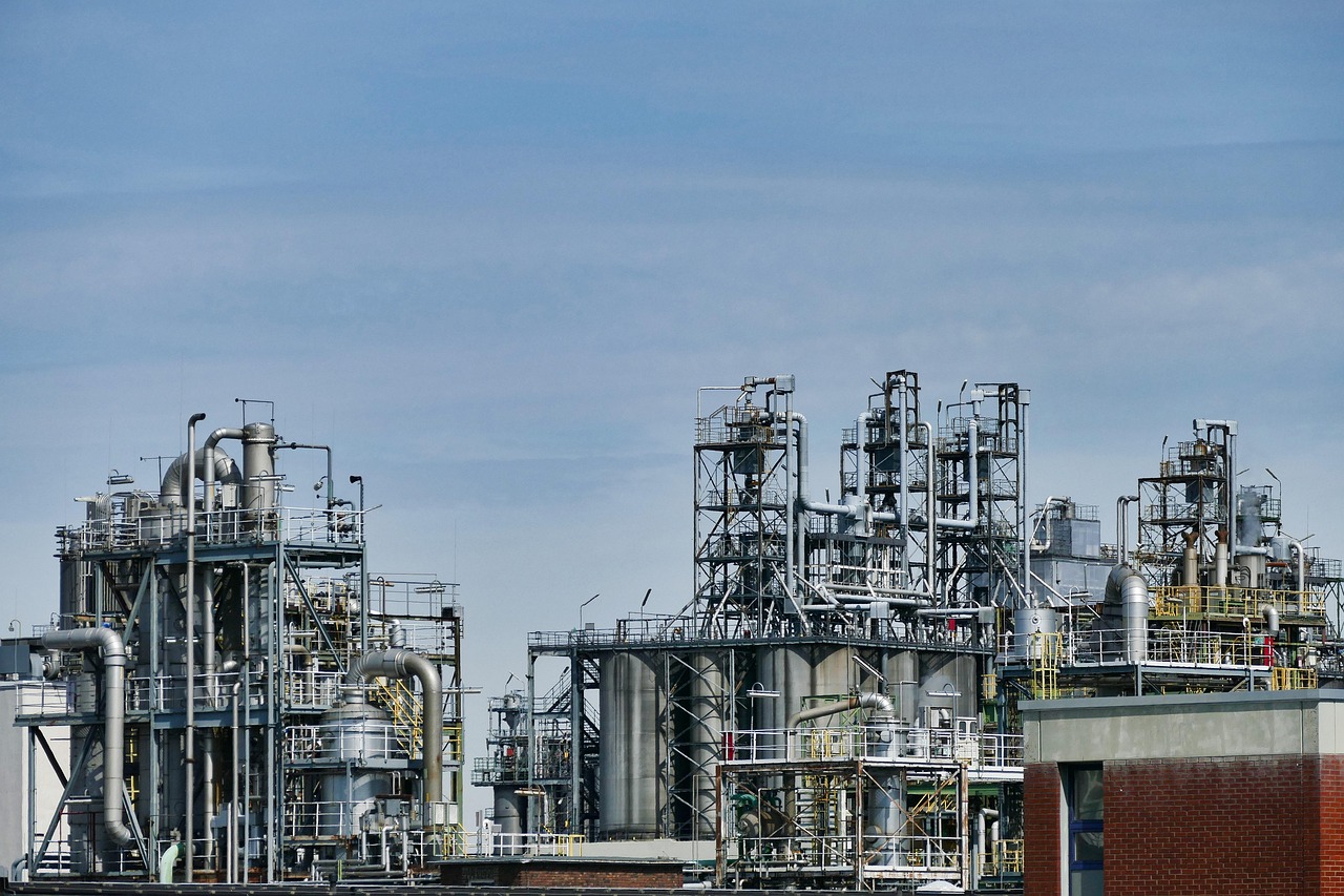 Europe rethinks oil refinery phase‑down as energy crisis adds €100bn to import bill
